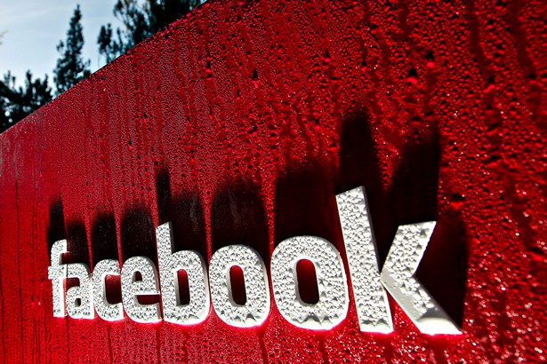 Logo Facebooka przed siedzi, fot. Tony Avelar/Bloomberg