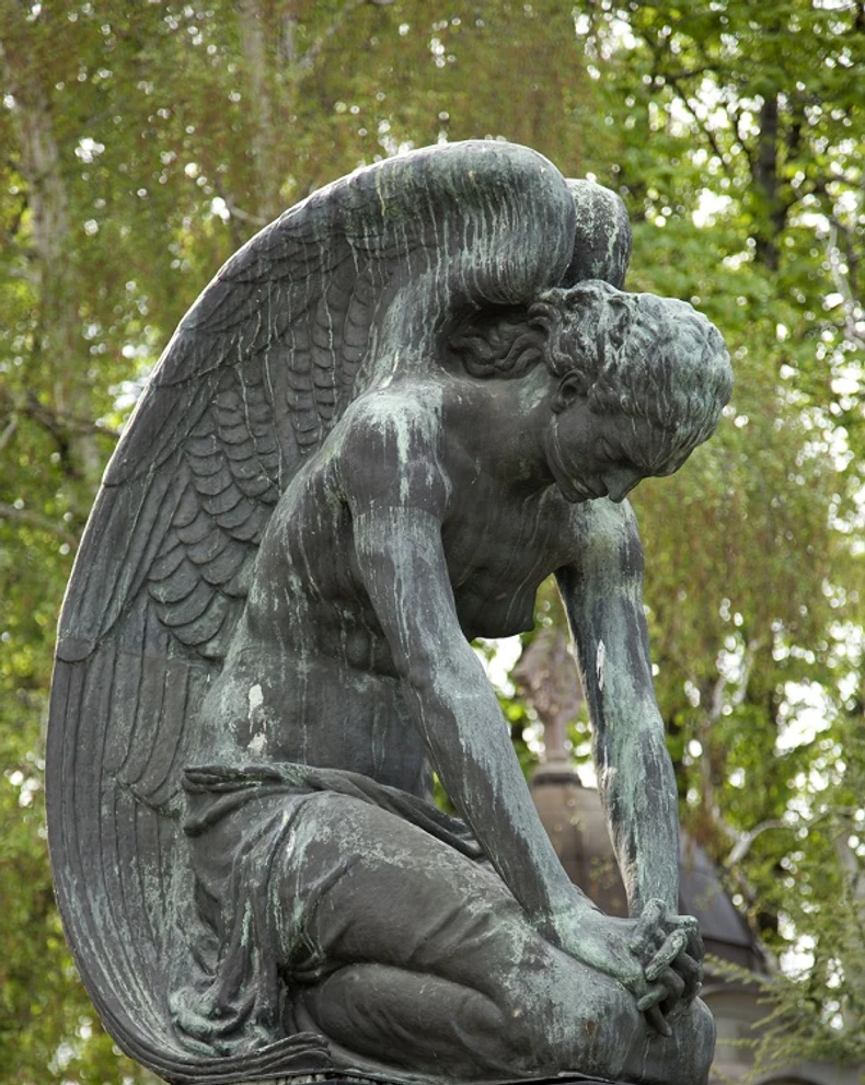 Skulptura "Anđeo" Tome Rosandića nalazi se na Novom groblju.