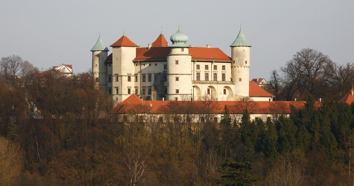 Turyści wciąż omijają, a to nieodkryta perła Małopolski. Cudowny park z zamkiem to nie wszystko