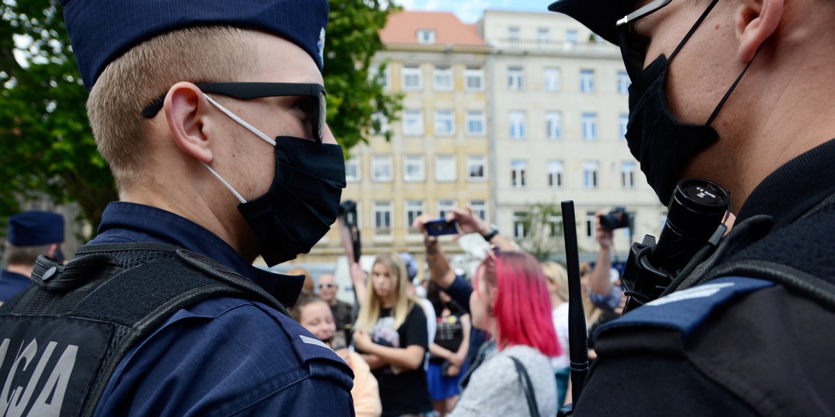 Sanepid i policja nakładają kary za łamanie przepisów o COVID-19. Inspektorzy sanitarni nałożyli już kary na kwotę ponad 22 mln zł - pisze "Rz". 