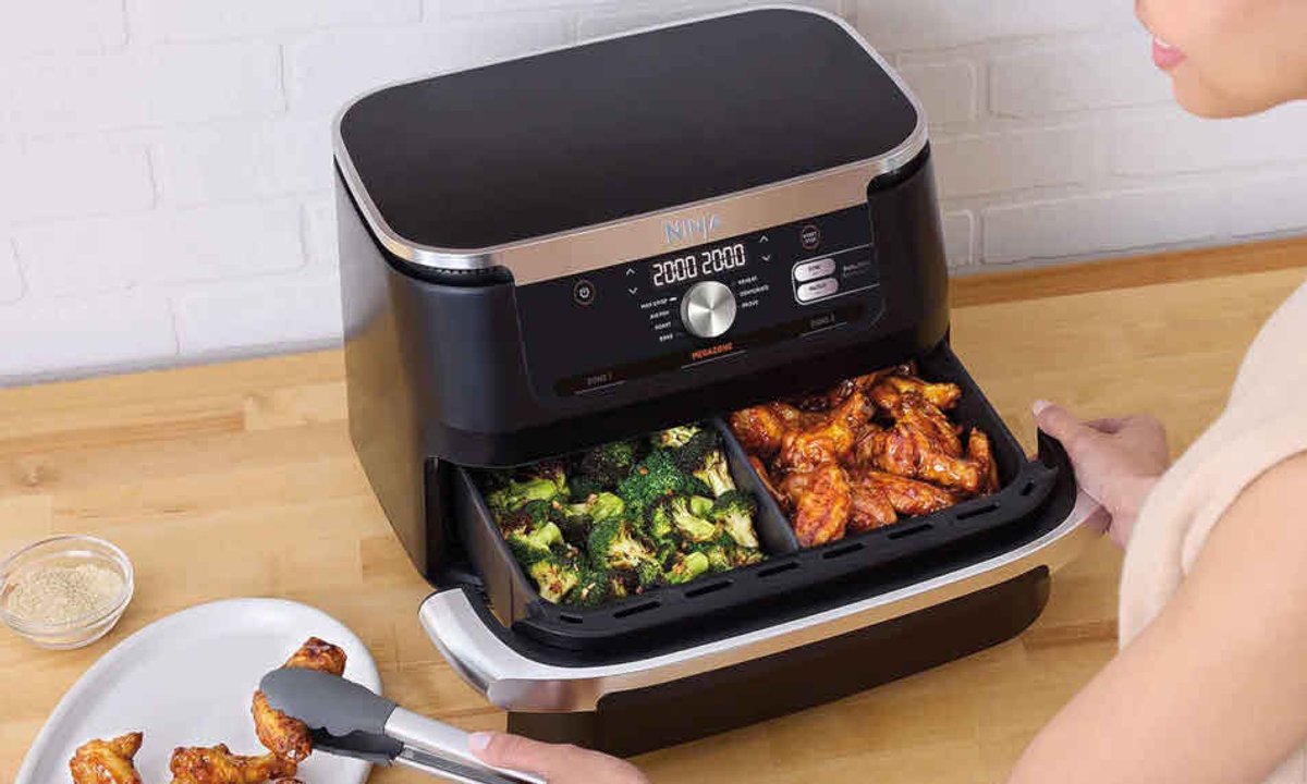 Ten air fryer zrobi 2 kg kurczaka i 1,5 kg frytek za jednym razem. Ma 7 programów gotowania