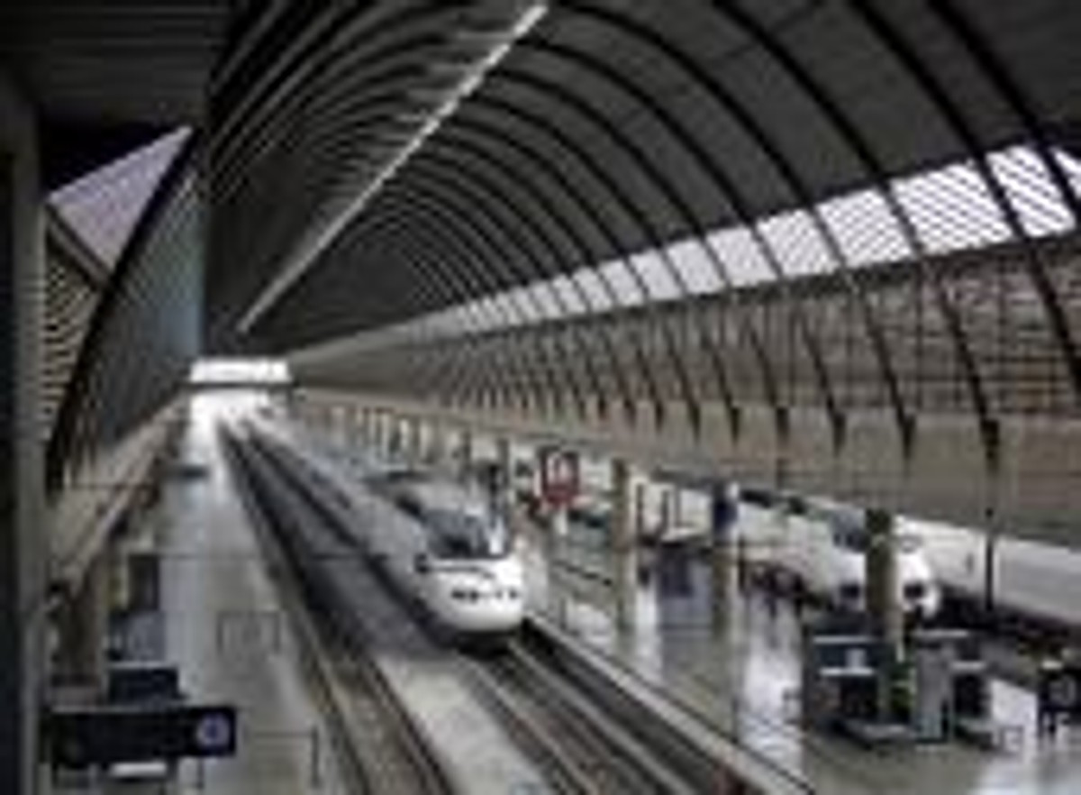 Szybka kolej AVE hiszpańskiej sieci kolejowej RENFE na stacji w Sewilli. Fot. Shutterstock.