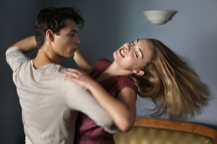 Tomasz Ziętek i Magdalena Koleśnik w filmie 'Kamienie na szaniec'