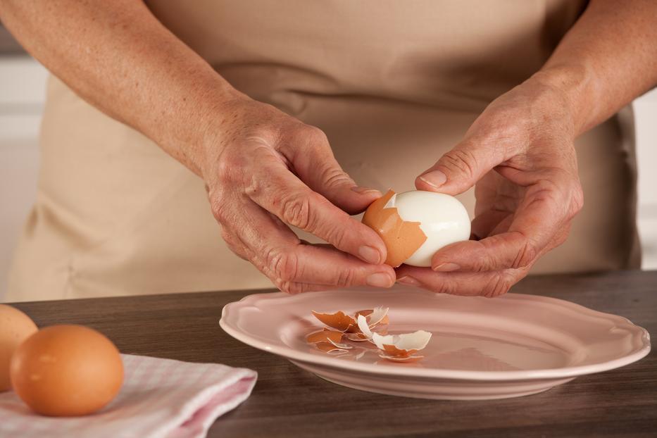 Ilyen egyszerű meghámozni a főtt tojást. Csak ezt kell tenned. Fotó: Getty Images
