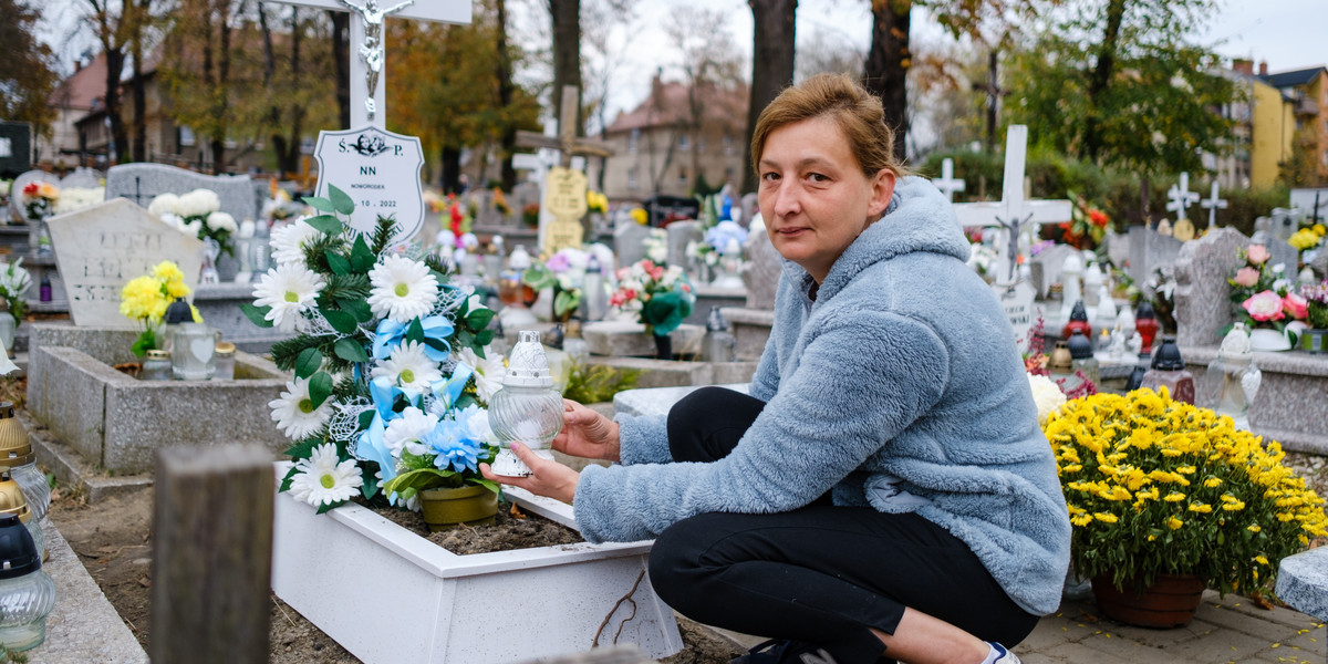 Beata Chwiołka (44l.) pracownica zakładu kamieniarskiego przy cmentarzy św. Jana Chrzciciela w Zabrzu  opiekuje się grobem porzuconego noworodka.