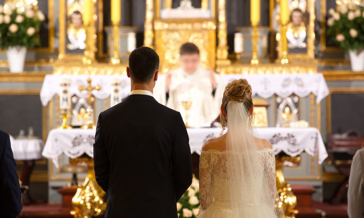 Księdzu nie spodobała się suknia ślubna. "20 minut przed ceremonią świadek jechał do sklepu"