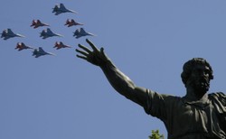 Rosja świętuje Dzień Zwycięstwa. Na Placu Czerwonym defilada skromniejsza niż rok temu [GALERIA]