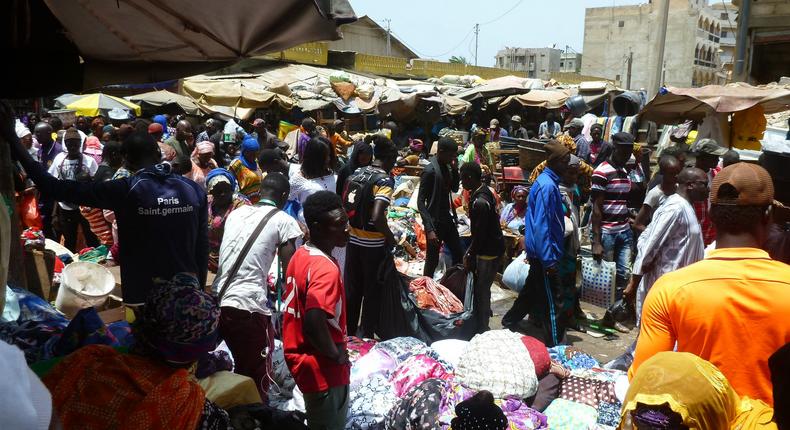 Le marché Tilène est un haut lieu du commerce à Dakar où clients et acheteurs tentent de conclure la bonne affaire.