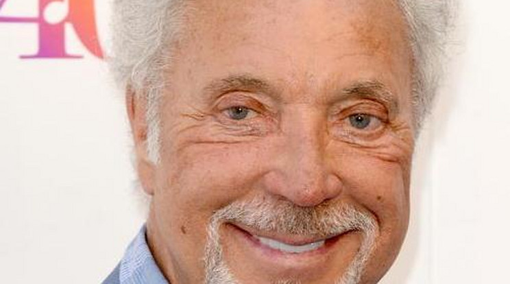 Meg sem említi házasságon kívül született gyerekét könyvében Tom Jones