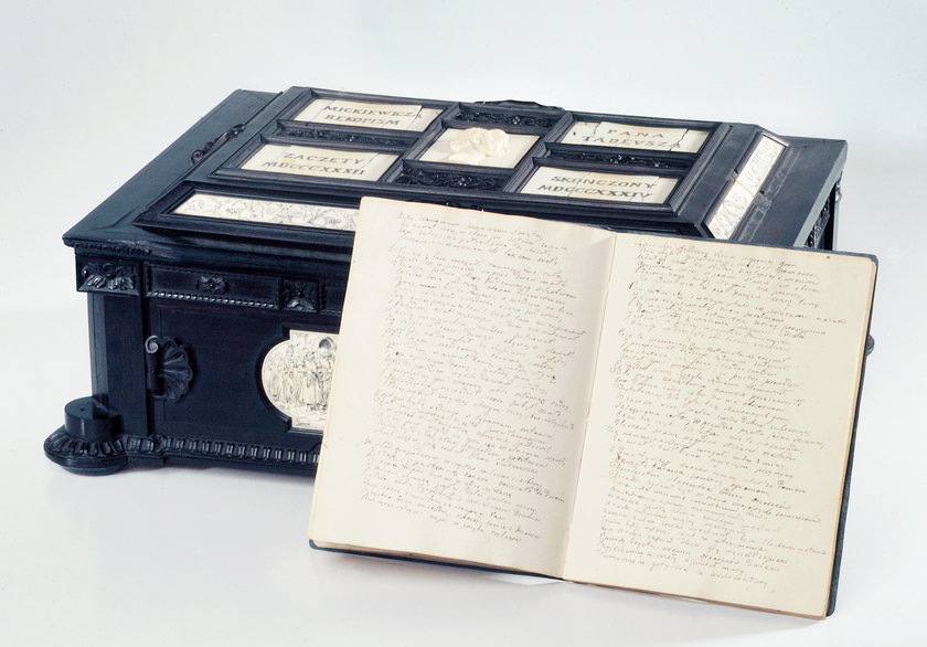 Rękopis „Pana Tadeusza” oparty o szkatułę, w której jest przechowywany