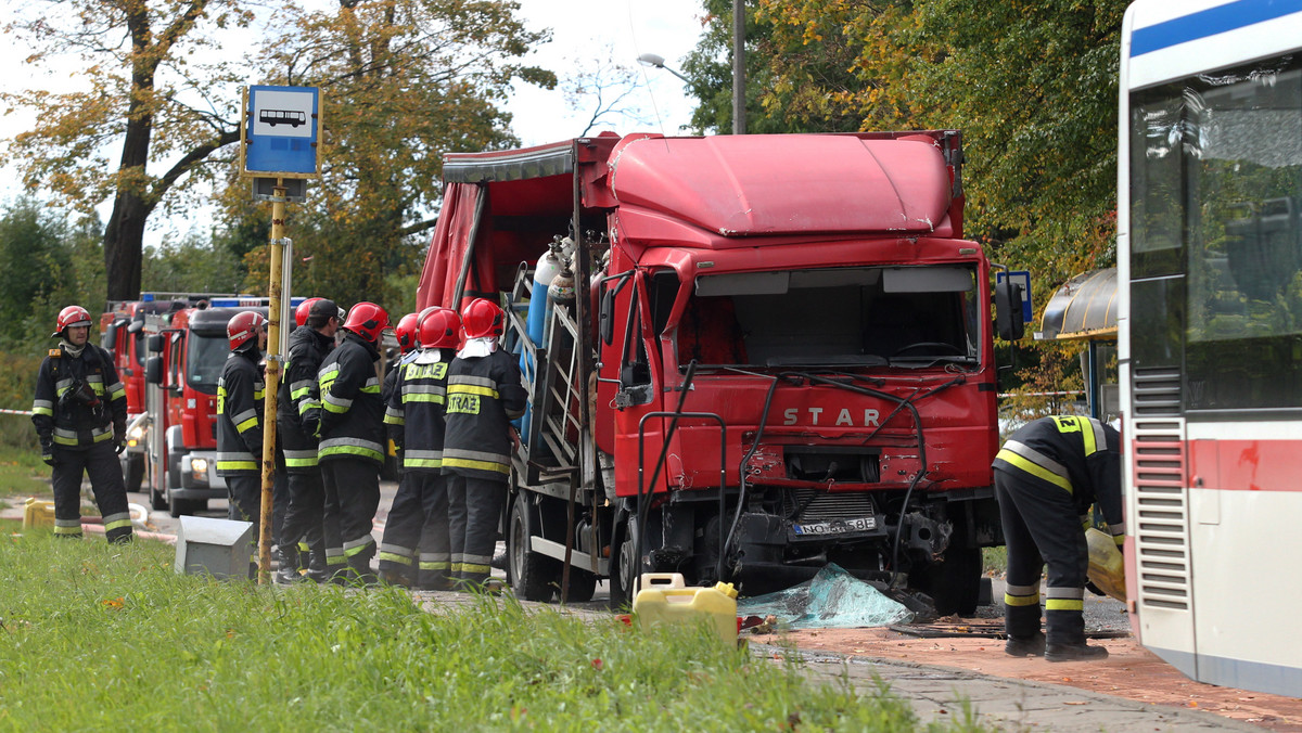 Ulica Marii Zientary-Malewskiej w Olsztynie jest już przejezdna. W piątek przed południem na tej drodze wylotowej z Olsztyna w dzielnicy Track doszło do wypadku autobusu miejskiego z samochodem przewożącym butle z gazami technicznymi. Trzy osoby trafiły do szpitala.