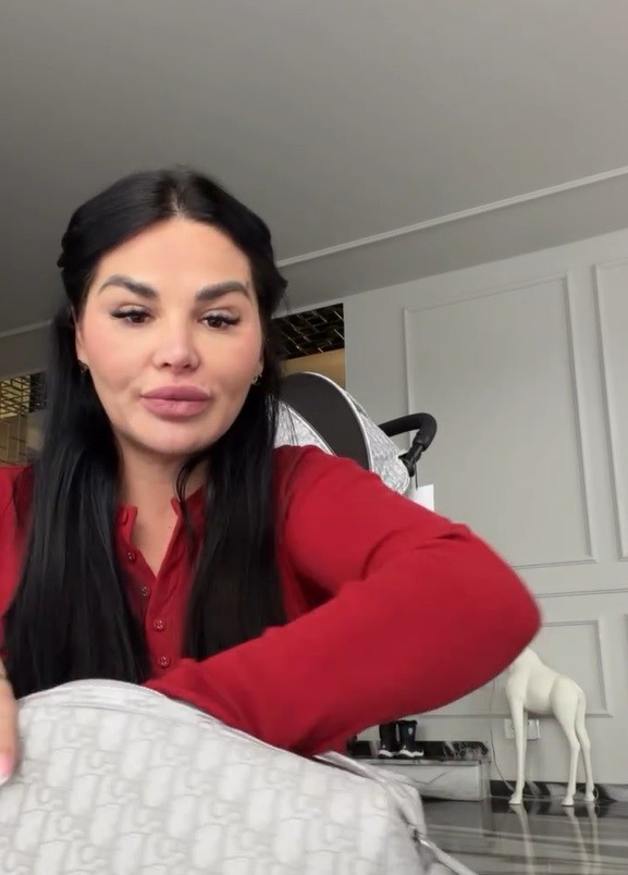 Zuzana Plačková poskladala kočík určený pre jej dcérku. 