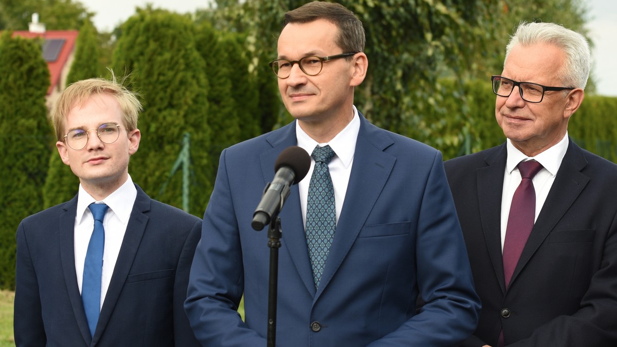 Premier Mateusz Morawiecki (z lewej wiceminister finansów Piotr Patkowski, z prawej Krzysztof Michalkiewicz, prezes zarządu PFRON), Tomaszowice, wrzesień 2019 r. Fot. Krzysztof Radzki/East News