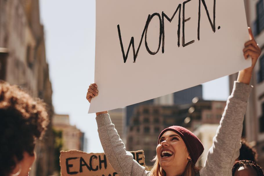 Feminizm, ruch społeczny walczący o równe prawa, oparty na przekonaniu, że kobiety były i są przedmiotem dyskryminacji.
