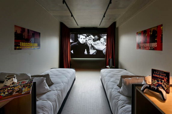 Hotel Paradiso w Paryżu - kino w każdym pokoju 