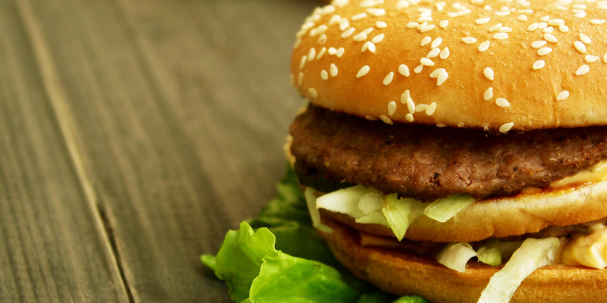 Według fiskusa hamburgery na wynos powinny być opodatkowane 8-proc. stawką VAT. Przedsiębiorcy działający pod szyldem McDonald's zaskarżyli do sądów tę decyzję