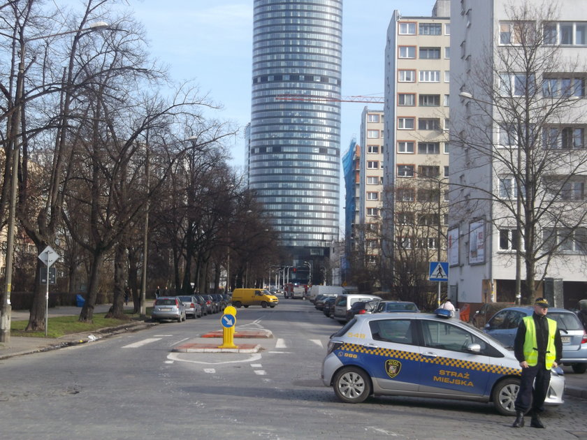 Rusztowanie prawie spadło na przechodniów