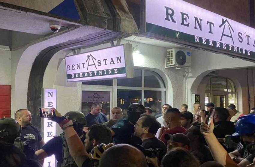 Sukobi ispred SNS prostorija