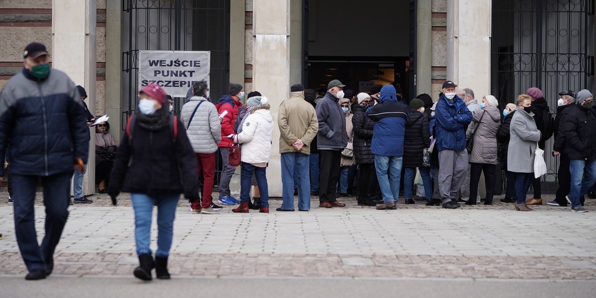 Dantejskie sceny w kolejce do szczepień na Stadionie Narodowym.