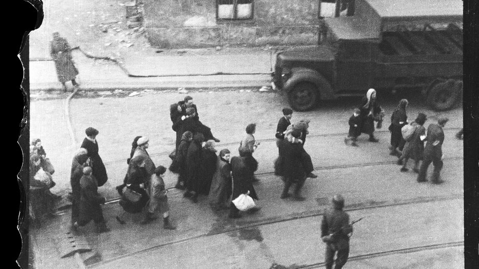Mieszkańcy getta prowadzeni na Umschlagplatz. Zdjęcie zrobione z kamienicy, gdzie dziś mieści się szpital św. Zofii