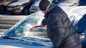 Zmieszaj z wodą i spryskaj zamarzniętą szybę w samochodzie. Skrobaczka nie będzie potrzebna