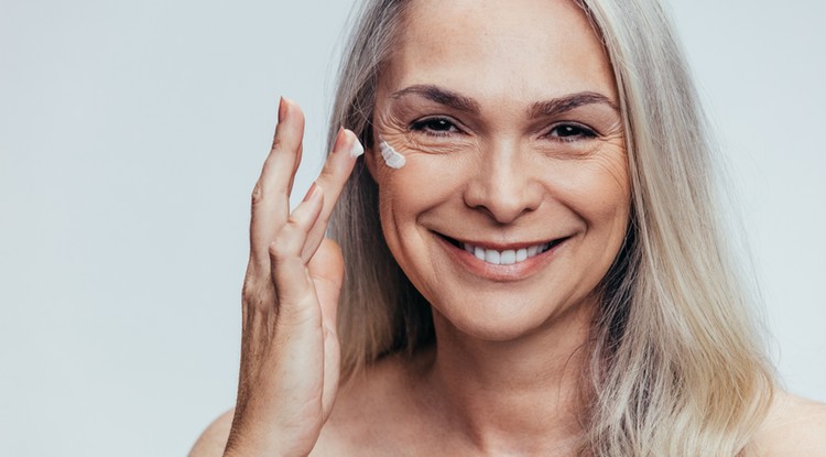 Íme egy egyszerű, otthoni anti-aging kezelést, melyet akár a nyaralás közben is el tudsz végezni / Fotó: Getty Images