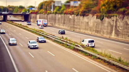 Tragédia: sportkocsik versenyeztek egy németországi autópályán, egy vétlen autós meghalt miattuk – videó