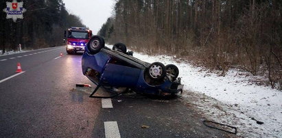 Zasnął za kierownicą. Wjechał w starszą kobietę