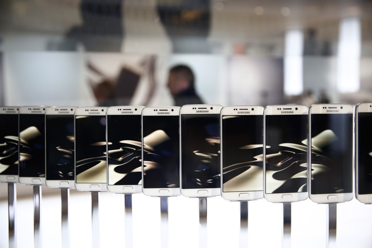 Jeszcze większą rewolucją okazał się drugi flagowiec koreańskiego producenta. Samsung Galaxy S6 EDGE został wyposażony w zakrzywiony ekran, który nawiązuje do zaprezentowanego w ubiegłym roku Galaxy Note Edge. Z tą różnicą, że w przypadku nowego smartfona wyświetlacz zakrzywiony został z obydwu stron obudowy urządzenia. Podobnie, jak w przypadku „płaskiego” Galaxy S6, Edge został wyposażony w 5,1-calowy panel QHD. Niezmienna jest również pozostała specyfikacja urządzenia. Zakrzywiony Galaxy S, to obecnie jeden z najbardziej designerskich smartfonów na rynku.