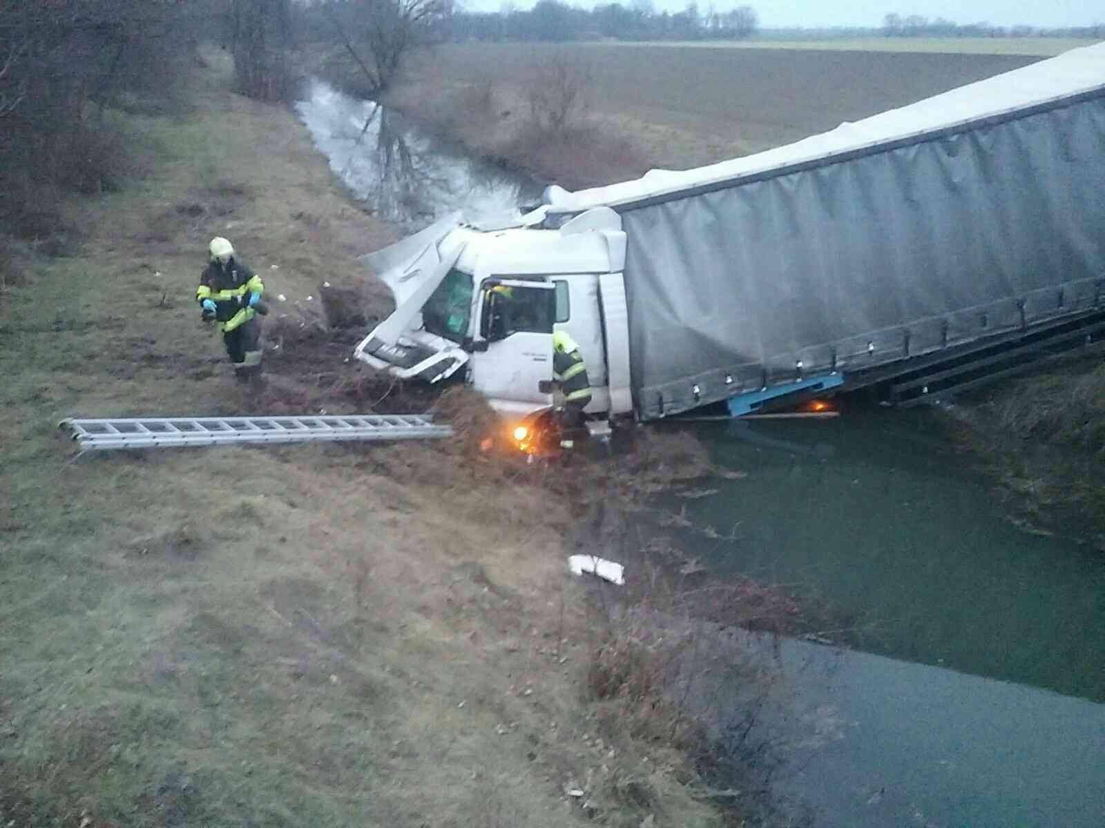 Na diaľnici D1 za Sencom smerom na Trnavu skončil kamión mimo cesty.