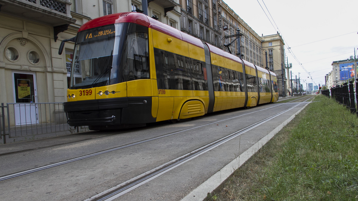 Uwaga pasażerowie! Przez cały weekend wyłączony będzie ruch tramwajowy między ul. Górczewską a Cmentarzem Wolskim w Warszawie. Trzy linie zmienią swoje trasy, jedna zostanie zawieszona, na ulice wyjadą autobusy zastępcze. Powodem utrudnień jest remont torów.