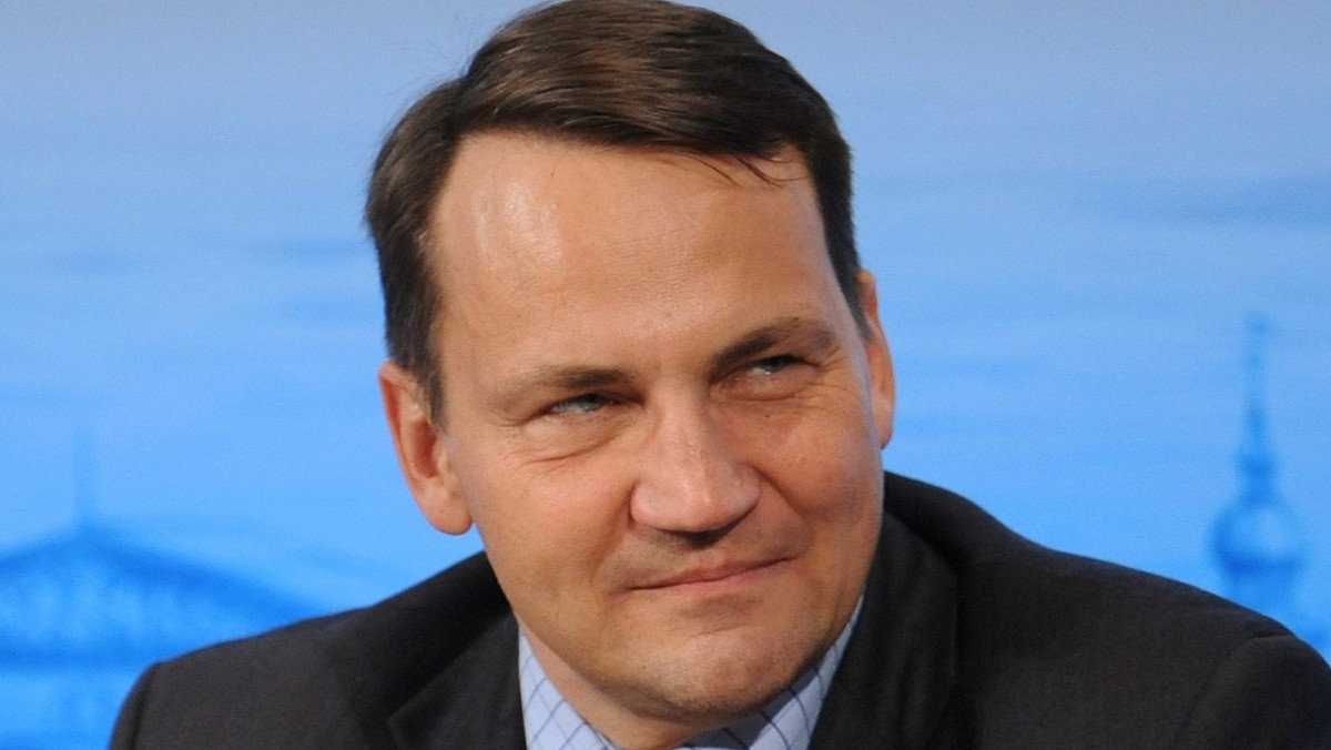 W opublikowanym w poniedziałek wywiadzie dla austriackiego dziennika "Die Presse" polski minister spraw zagranicznych Radosław Sikorski wyraził opinię, że Unia Europejska nie powinna nakładać na Ukrainę sankcji, dopóki toczy się tam polityczny dialog.