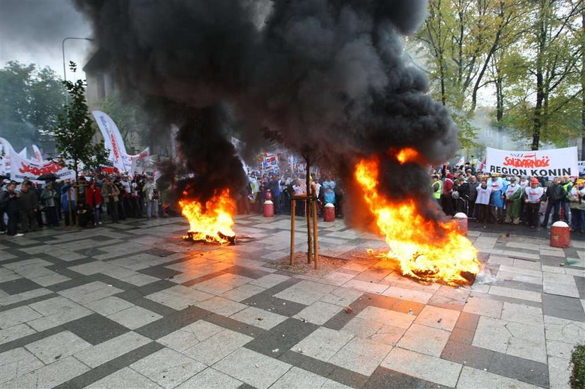 Opony płoną na demonstracjach