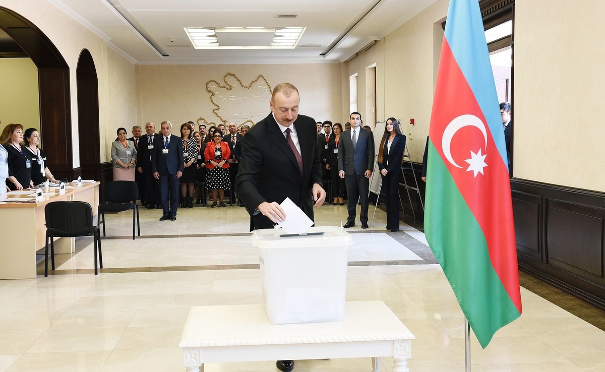 Prezydent Ilham Aliyev oddaje głos