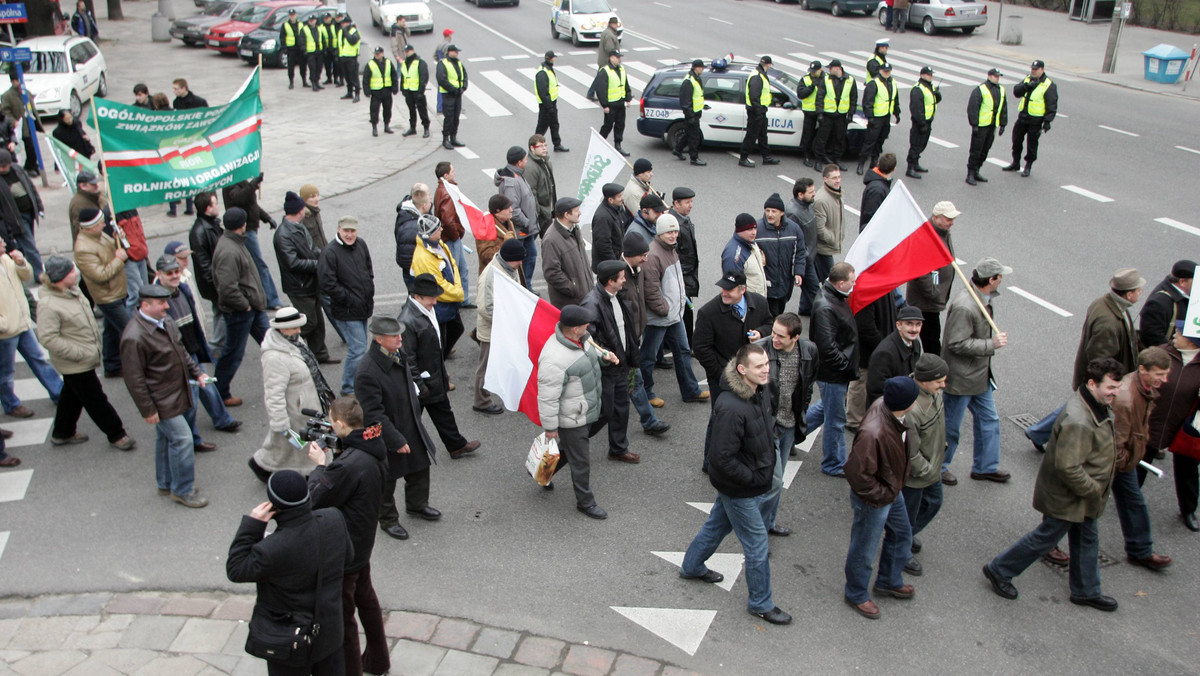 Kilkudziesięciu rolników rozpoczęło w południe blokadę ronda na drodze krajowej nr 14 w Łowiczu (Łódzkie), przy wjeździe do centrum miasta od strony Łodzi. Akcja ma potrwać ok. 2 godzin.