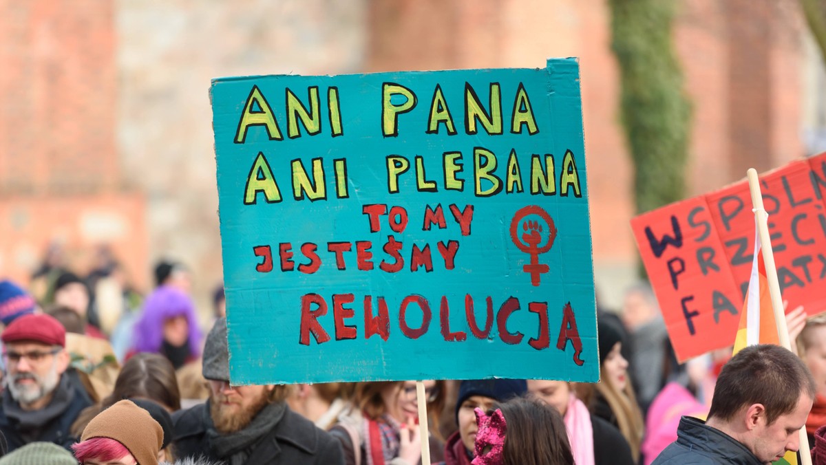 Poznań: Manifa przez katedrą. Wśród haseł m.in. "Moje ciało, moje prawo"