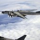 Tu-95 w towarzystwie Tyhoona RAF-u