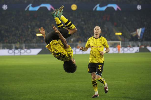 Piłkarz Borussii Dortmund Karim Adeyemi cieszy się ze strzelenia gola w meczu Ligi Mistrzów