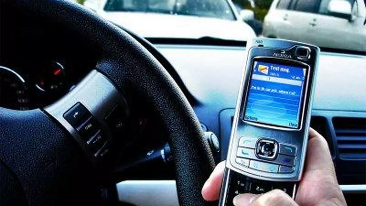 Połowa młodych kierowców nie przejmuje się zakazem SMS-owania podczas prowadzenia samochodu