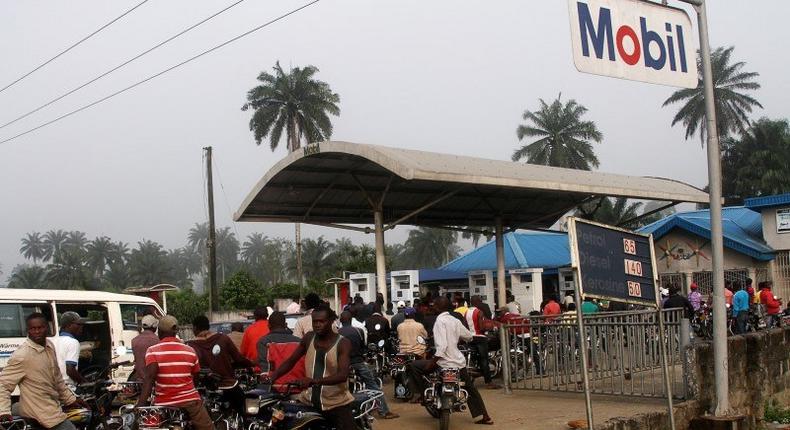 Motorists queue to buy petrol at a fuel station in Ahaoda in Nigeria's oil state in the Delta region, December 6, 2012. 