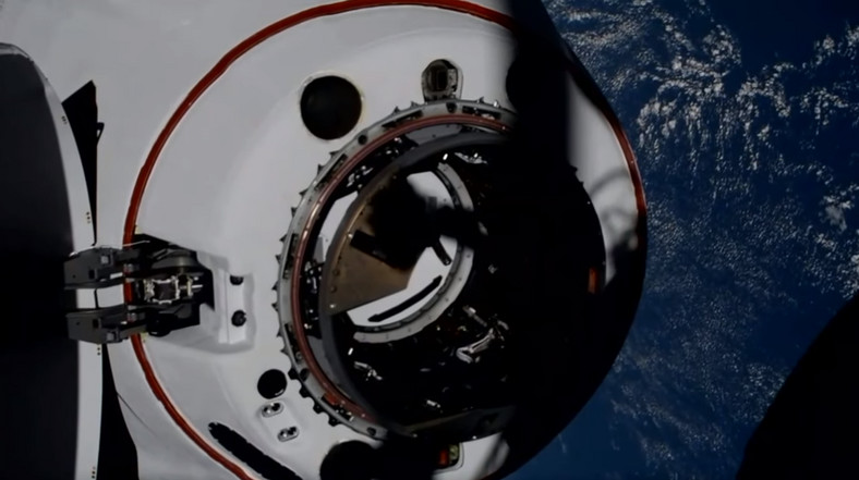 SpaceX Crew-2 - kapsuła Dragon obok ISS