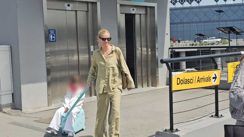 Nataša Bekvalac sa ćerkom na aerodromu