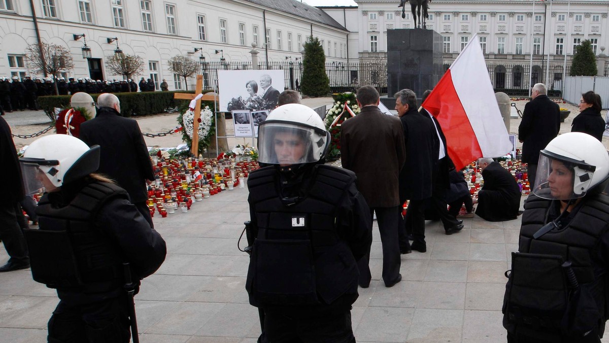 Wnioski do prokuratury w sprawie zachowania BOR i Straży Miejskiej wobec posłów PiS i członków stowarzyszenia Solidarni 2010 pod Pałacem Prezydenckim 10 kwietnia - zapowiada kierowany przez Antoniego Macierewicza parlamentarny zespół badający przyczyny katastrofy smoleńskiej.