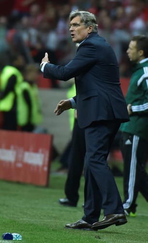 Polak Arkadiusz Milik (L) fetuje z Arturem Jędrzejczykiem (P) strzelenie bramki drużynie Szkocji na 2-2 podczas meczu eliminacyjnego piłkarskich mistrzostw Europy