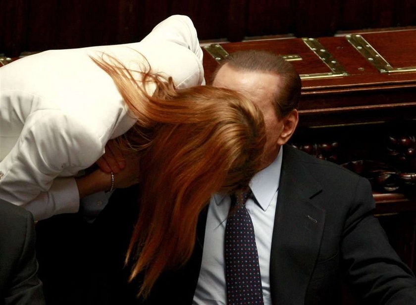 Berlusconi odchodzi, bo...