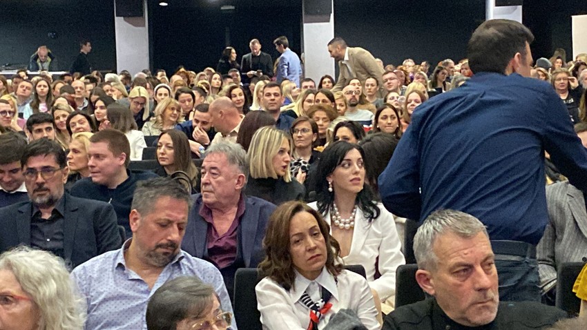 Mima Karadžić sa devojkom