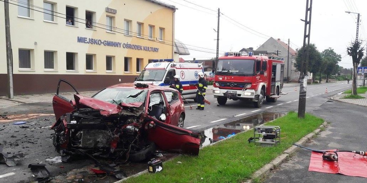 Czołowe zderzenie samochodu osobowego z busem w Cybince