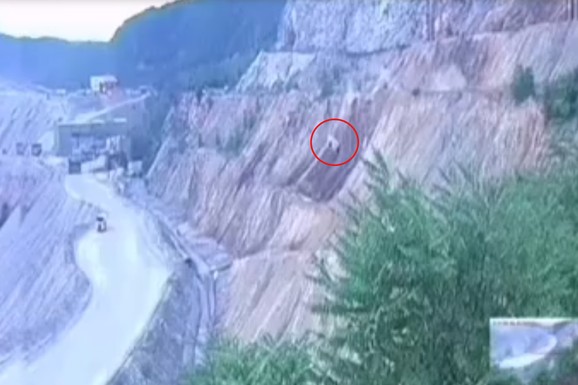 UZNEMIRUJUĆI SNIMAK IZ MAJDANPEKA! Tri žene iz KOLIMA SLETELE U PROVALIJU! Padale 20 metara, smesta prevezene u bolnicu!