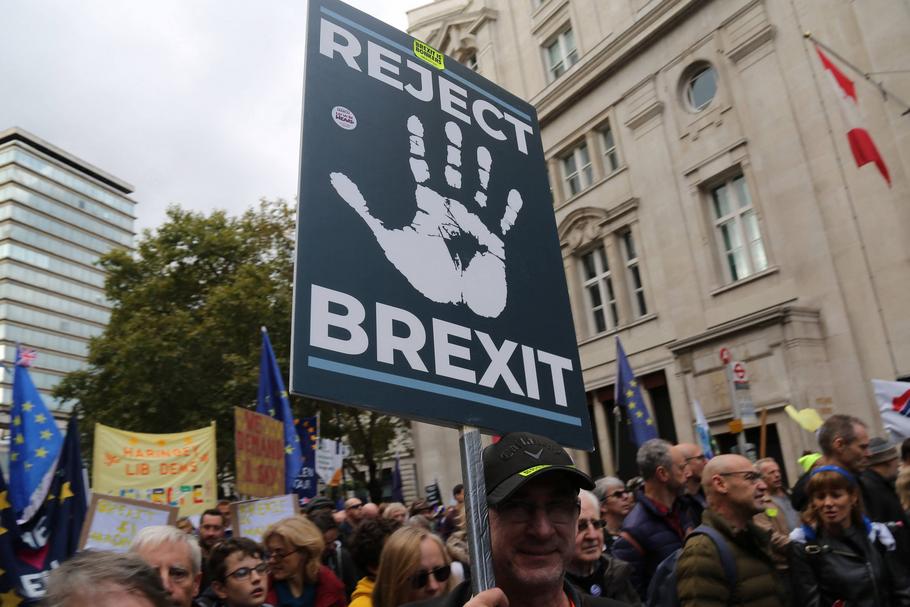 Protest mieszkańców Londynu domagających się kolejnego referendum ws. rządowej umowy brexitu. Londyn, 19.10.2019