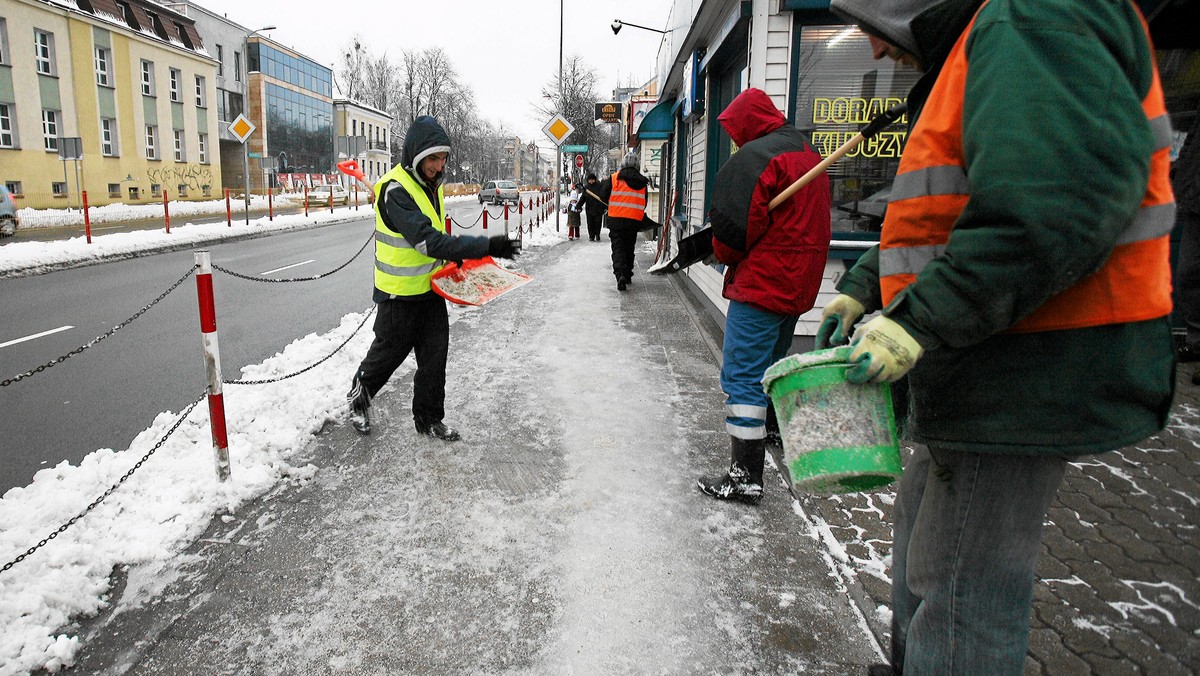 Spacer po stołecznych trotuarach grozi utratą zdrowia. Nie dość, że w wielu miejscach zarządcy posesji nie odśnieżali chodników podczas opadów śniegu, to teraz w czasie odwilży zamieniły się one w ślizgawki. Piesi już przekonali się na własnej skórze, czym grozi upadek na takiej nawierzchni.